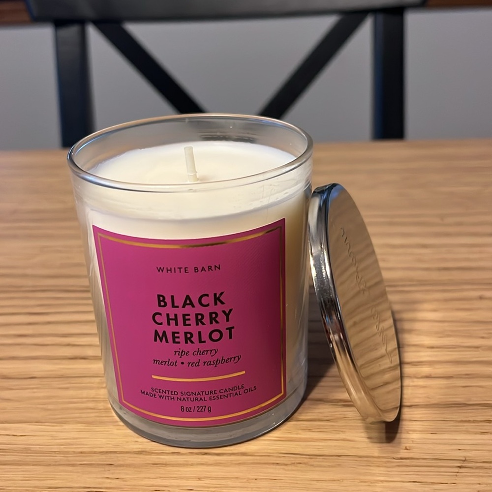 Bath & Body Works Single Wick Candle. Black Cherry Merlot. - Picture 2 of 3